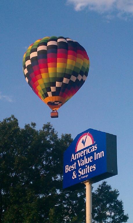 Americas Best Value Inn And Suites Overland Park Bagian luar foto