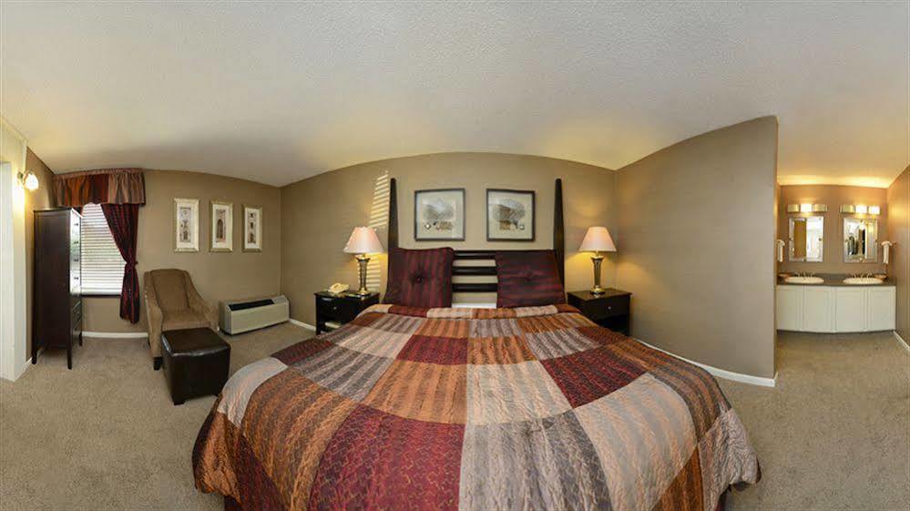 Americas Best Value Inn And Suites Overland Park Bagian luar foto